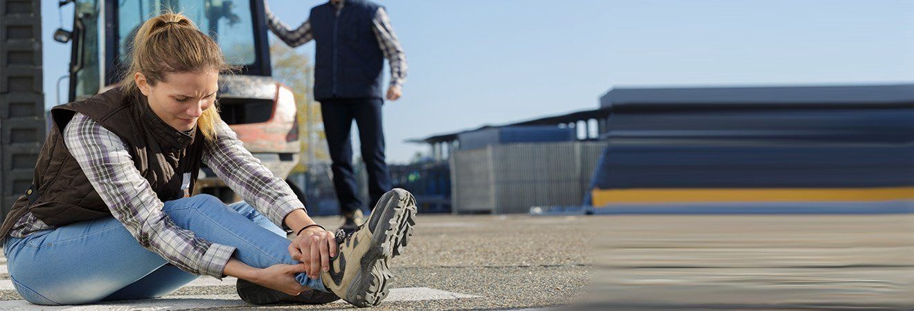 Frau auf der Baustelle hat sich am Knöchel verletzt