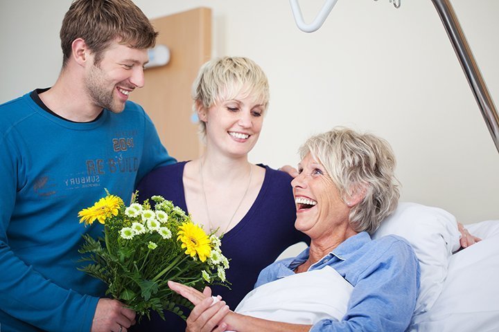 Ältere Patientin freut sich, dass sie für den Krankheitsfall vorgesorgt hat